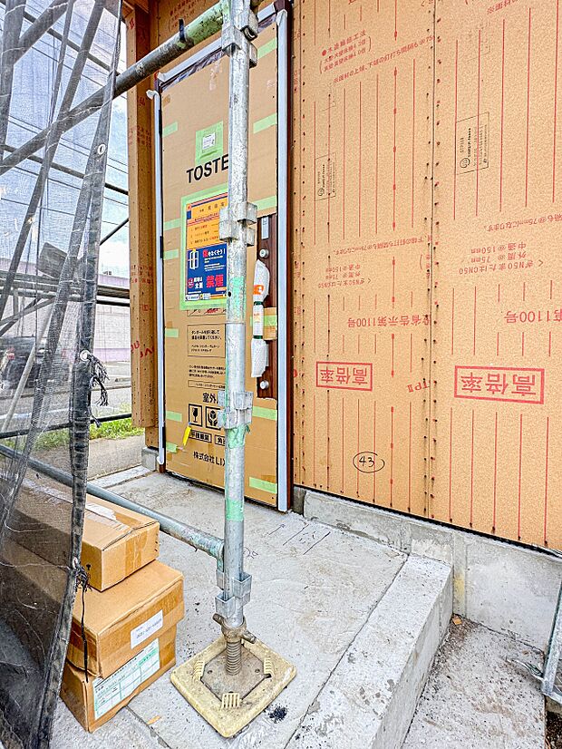 【玄関】玄関はおうちの顔と言われます。玄関アプローチは、外観デザインの印象を左右します。ご家族の個性を出しながら、素敵な玄関でお客様をお迎えしてください。