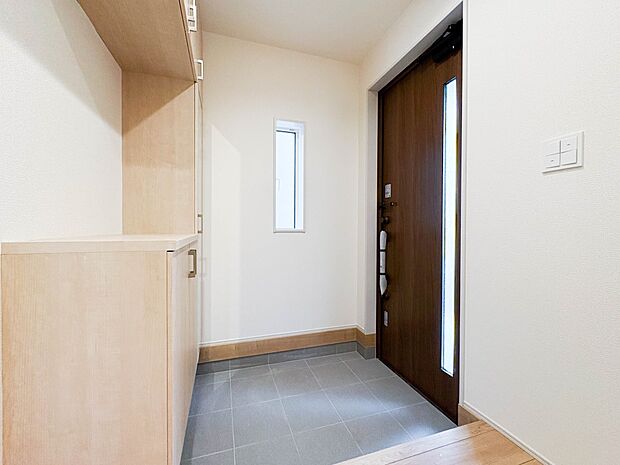 【玄関】上質感漂うアプローチ。居住者の帰り、訪れる方を優しく迎える。