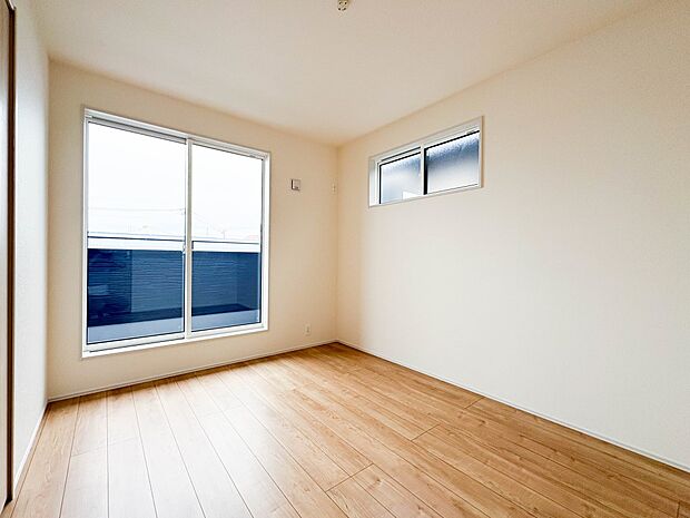 【子供部屋5.25帖】お子様のお部屋にぴったりなクロークを備えたフローリング仕様の洋室です。