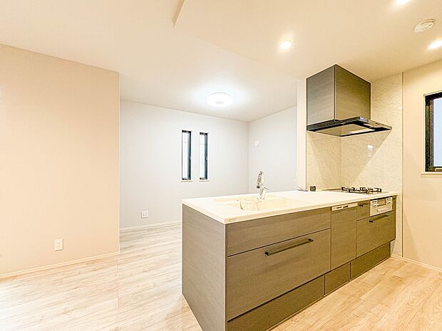 【キッチン】ナチュラルな自然光の中での調理。会話が弾む対面型キッチン。お洒落な食器類を余裕で収納できるスペース。動きやすい女性目線のキッチン動線。これからはお料理をつくる時間が劇的に変わりま…