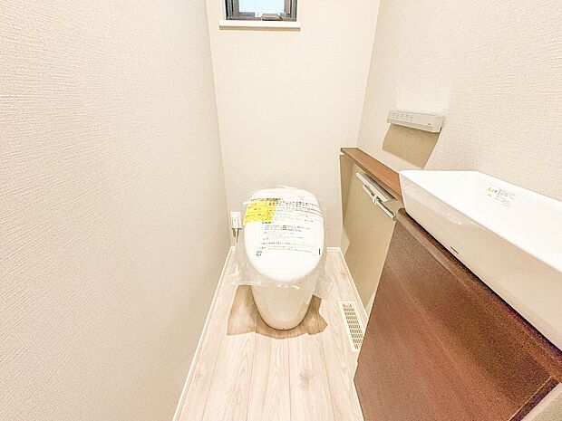 【トイレ】いつも清潔なスペースであってほしいのが毎日使うトイレです。掃除がしやすいのはもちろん、落ち着けるスペースとして機能することも大切です。