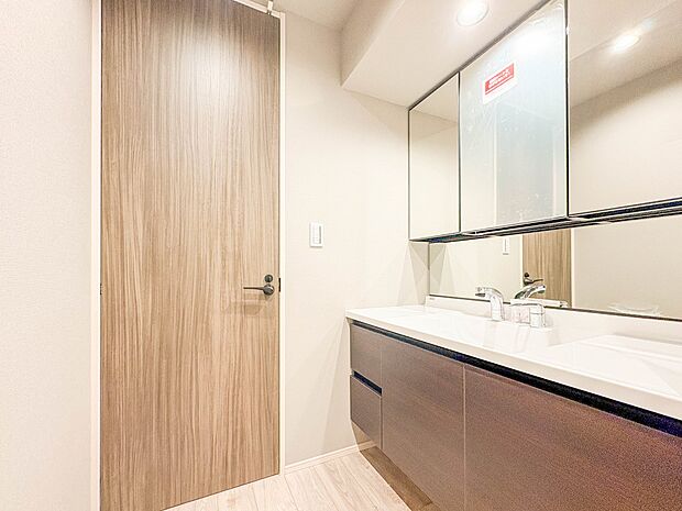 【洗面台】 十分な大きさの洗面台は、身だしなみチェックや歯磨きなど、朝の慌ただしい時間でもホテルライクなスペースで余裕とゆとりを感じて頂けます。