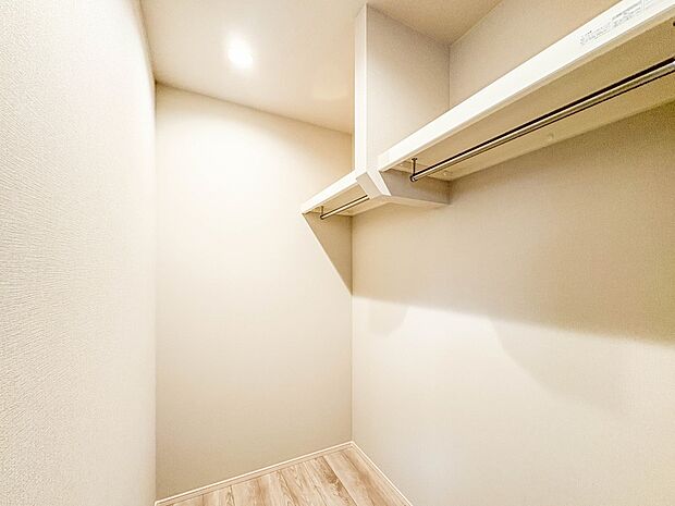 【WIC（ウォークインクローゼット）】  たくさんの洋服をかけてもシワになりにくいウォークインクローゼット。洋服以外にも、普段使わない家電やスーツケース、ストック品など何でも片付く嬉しい空間…