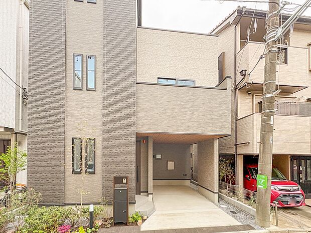 【外観】家族の温かさと陽光の暖かさ、楽しい毎日と明るい未来を予感させる「空間が織り成すひとつ先の住み心地」を演出します。