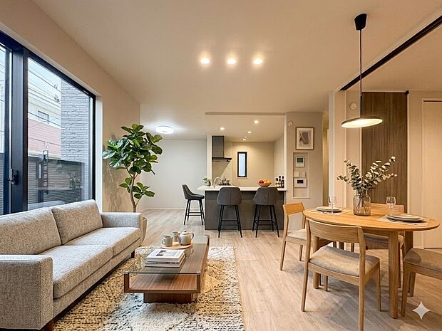 【LDK18帖】会話でホッとコミュニケーションできるリビング。料理でホッとハピネスになるキッチンなど。人をホッとさせる最新設備・仕様を採用しています。