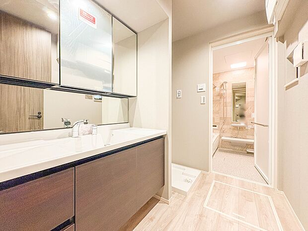 【脱衣所】洗面所は小さなプライベートスペース。歯磨き、洗顔と毎日施す個人空間。