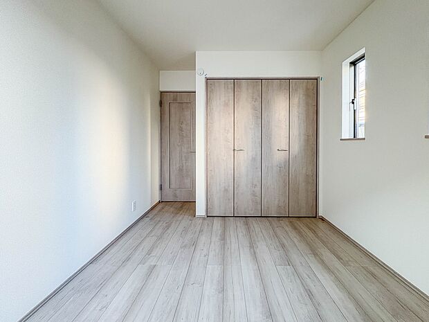 【洋室6.43帖】シンプルな内装はおしゃれのポイントです。シンプルは華美より飽きがこないからです。色や模様でおしゃれ感をだす。それがシンプルイズビューティーです。