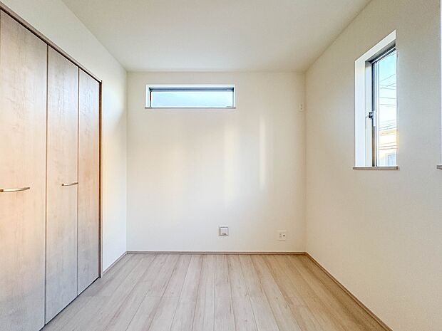 【洋室4.5帖】お子様のお部屋にぴったりなクロークを備えたフローリング仕様の洋室です。