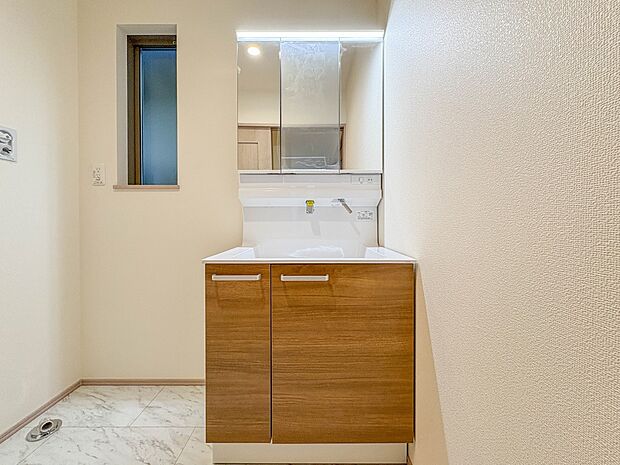 【洗面台】 十分な大きさの洗面台は、身だしなみチェックや歯磨きなど、朝の慌ただしい時間でもホテルライクなスペースで余裕とゆとりを感じて頂けます。