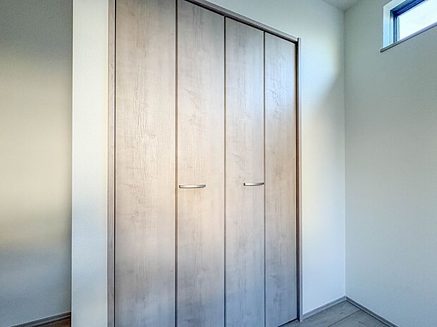 【収納】壁面クローゼットのメリットは、衣類が横一列に並ぶためひと目で洋服が選びやすいこと。衣類をたくさんお持ちの方も、限られたスペース内に無理なく収納することができます。