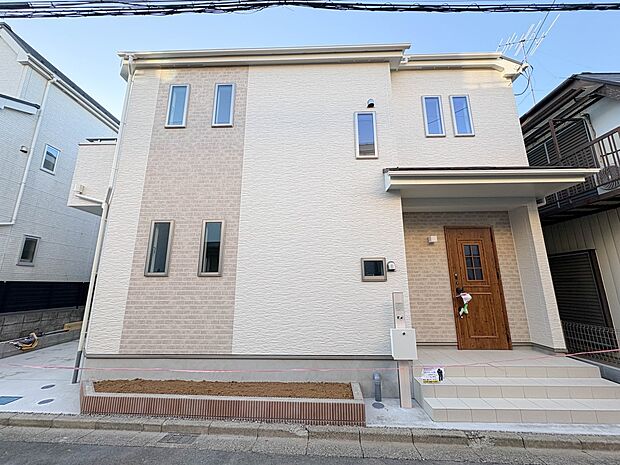【現地外観】家族の温かさと陽光の暖かさ、楽しい毎日と明るい未来を予感させる「空間が織り成すひとつ先の住み心地」を演出します。