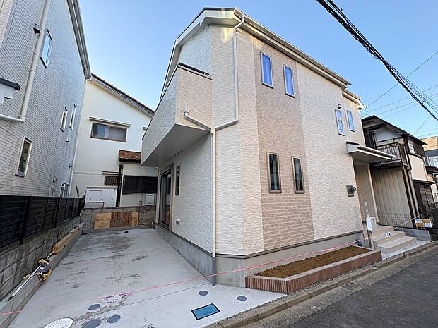【現地外観】こちらの物件に少しでもご興味がありましたら、お気軽にお電話下さい。ネット上で「見えない物」「わからない事」でも、実際にご見学いただくことで、手に取るようにおわかりいただけるはずで…