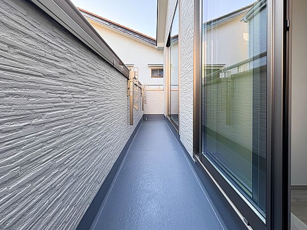 【バルコニー】 朝の澄んだ空気や、夕方に吹く清々しい風を五感で感じられるバルコニー。屋外にあって、住まいの中でも本当の自然を感じられるスペースです。