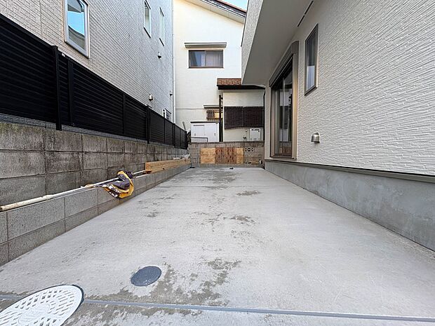 【駐車場】毎日の生活にマイカーが必須という方は、購入を検討する際、駐車場があることは大事な条件です。毎日の通勤や家族の送迎、買い物やお出かけなどクルマのある暮らしを満喫したい方は要チェック。…