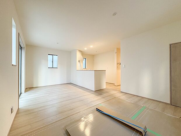 【LDK18.93帖】シンプルなデザインの家は風情がある。住む人のこだわりを感じる。外観も内装もいたってシンプル。居心地がよく、家事や趣味、子育てなどにも集中できる。家も人間も熟成するほどシ…