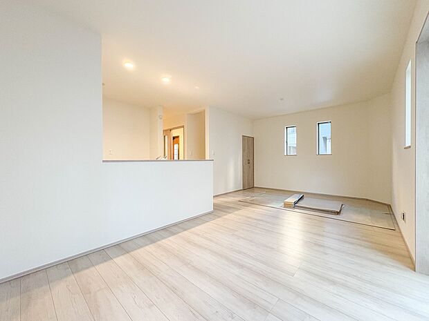 【LDK18.93帖】会話でホッとコミュニケーションできるリビング。料理でホッとハピネスになるキッチンなど。人をホッとさせる最新設備・仕様を採用しています。