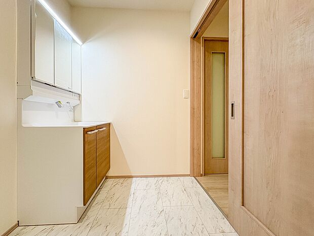 【脱衣所】脱衣所、洗面所は小さなプライベートスペース。歯磨き、洗顔と毎日施す個人空間。