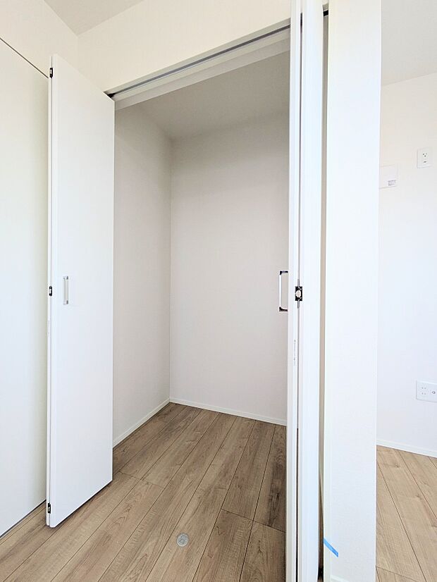 【CL(クローゼット)】 壁面クローゼットのメリットは、衣類が横一列に並ぶためひと目で洋服が選びやすいこと。衣類をたくさんお持ちの方も、限られたスペース内に無理なく収納することができます。…