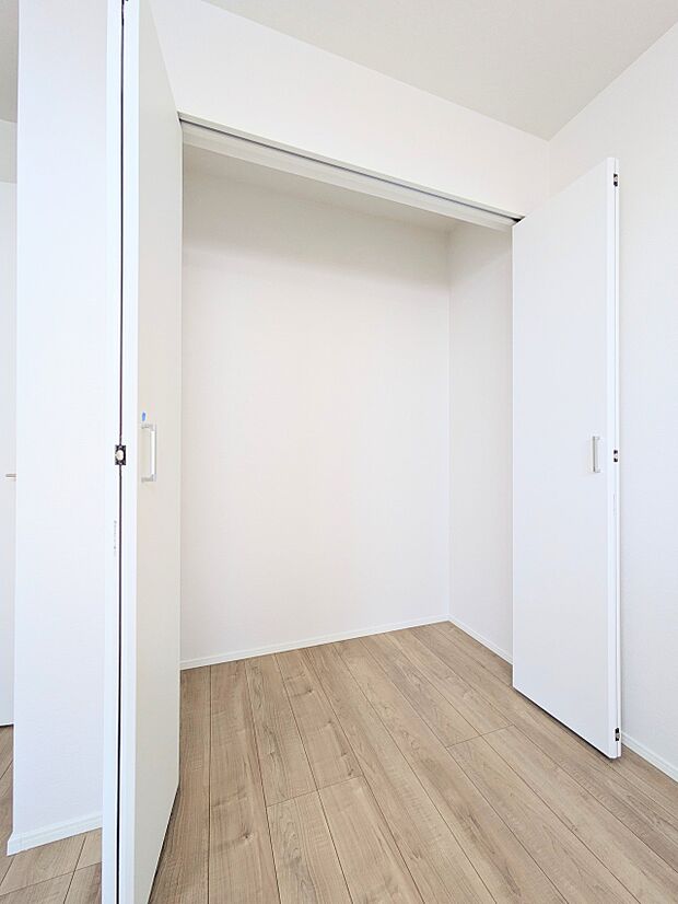 壁面クローゼットのメリットは、衣類が横一列に並ぶためひと目で洋服が選びやすいこと。衣類をたくさんお持ちの方も、限られたスペース内に無理なく収納することができます。