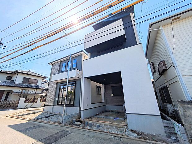 【駐車場】ビルトインガレージなら「野ざらし、雨ざらし、吹きさらし」になりません。汚れやいたみは減り、車の掃除もラクになります。