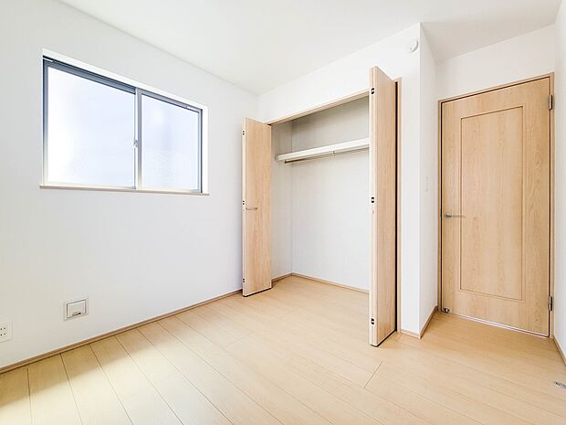 【子供部屋】お子様のお部屋にぴったりなクロークを備えたフローリング仕様の洋室です。