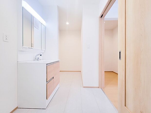 【洗面台】 十分な大きさの洗面台は、身だしなみチェックや歯磨きなど、朝の慌ただしい時間でもホテルライクなスペースで余裕とゆとりを感じて頂けます。