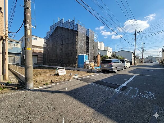 【前面道路】こちらの物件が少しでも気になるようでしたら、お気軽にお問合せください。人生でいちばん大きなお買い物ですので、ゆっくりご見学ください。ネット上の画像と実際の見学では、リアル感がまる…