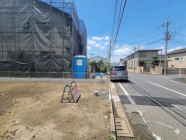 【前面道路】家の前をまっすぐの通りが走っている。クルマは少なく、人々は毎朝、ウォーキング、ジョギング、犬の散歩など、フリーな朝時間を過ごしている。