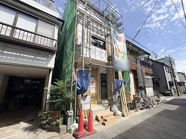 【前面道路】車の通行が少ないので、静かな住環境を維持することができます。＊CG加工により晴天にしています。