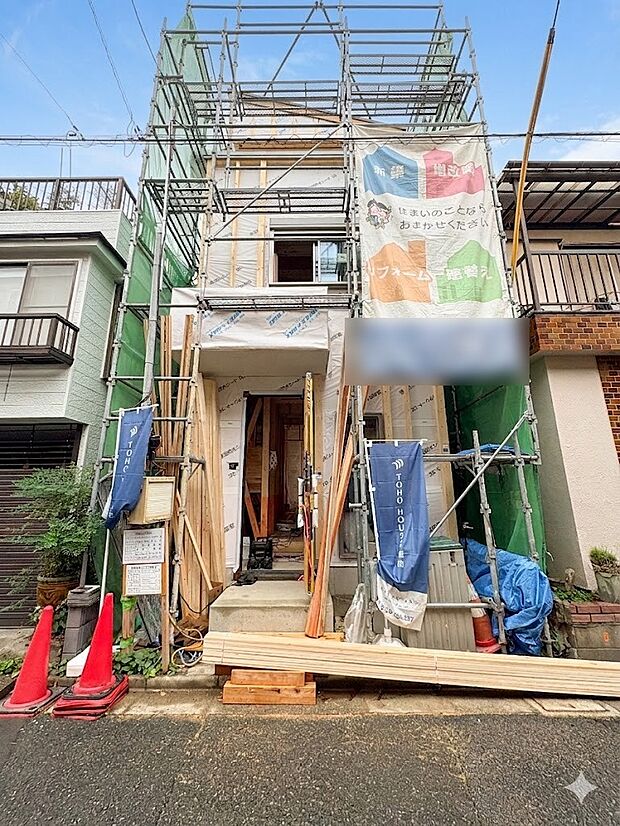 【前面道路】車の通行が少ないので、静かな住環境を維持することができます。*CG加工により晴天にしています。