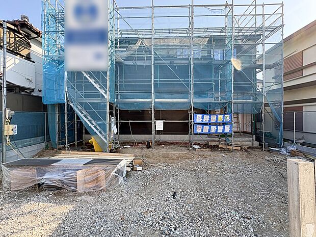 【現地外観】家族の温かさと陽光の暖かさ、楽しい毎日と明るい未来を予感させる「空間が織り成すひとつ先の住み心地」を演出します。