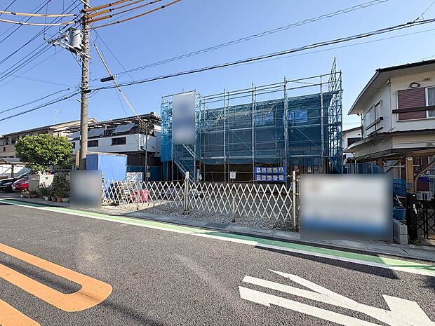 【前面道路】家の前をまっすぐの通りが走っている。クルマは少なく、人々は毎朝、ウォーキング、ジョギング、犬の散歩など、フリーな朝時間を過ごしている。