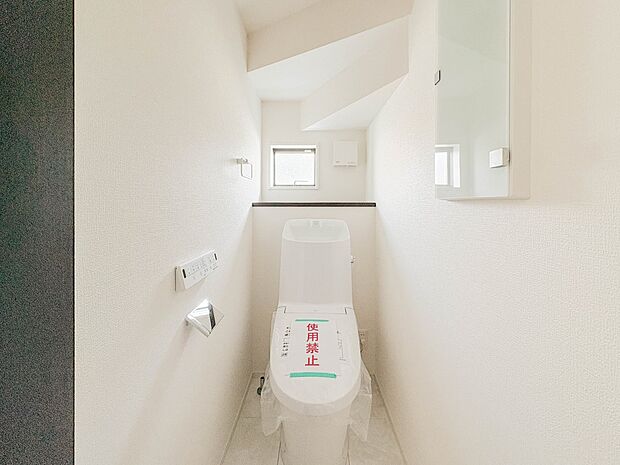 トイレ・ウォシュレット付。快適で衛生的な洗浄機能付温水シャワートイレです。