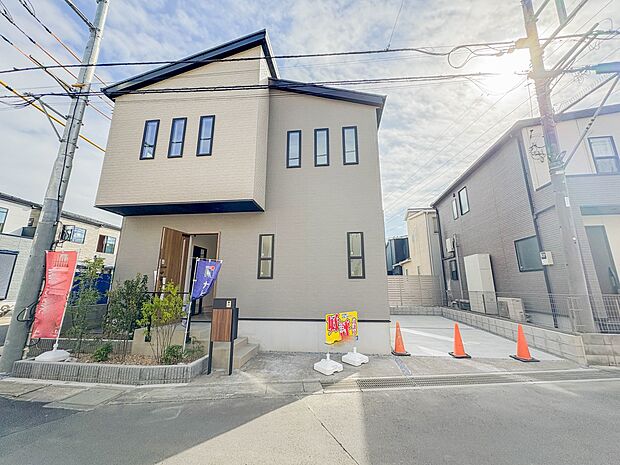 【外観】堂々たる趣ながら、主張し過ぎずどこか余裕を感じさせるシャープなフォルムで佇む邸宅は、晴天の空と照らし合わせる事で、本来あるべき完成形の姿を見せてくれます。