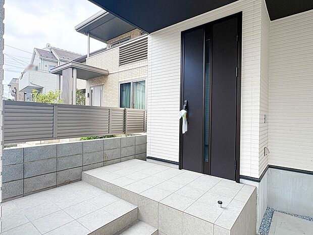 1号棟【玄関】玄関はおうちの顔と言われます。玄関アプローチは、外観デザインの印象を左右します。ご家族の個性を出しながら、素敵な玄関でお客様をお迎えしてください。