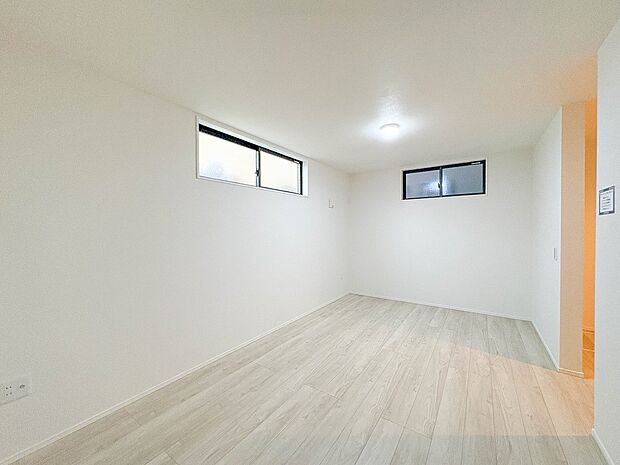 1号棟【子供部屋】お子様のお部屋にぴったりなクロークを備えたフローリング仕様の洋室です。