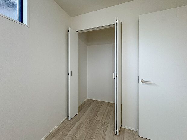 1号棟【収納】各部屋を最大限に広く使って頂ける様、全居住スペースに収納付。プライベートルームはゆったりと快適に。