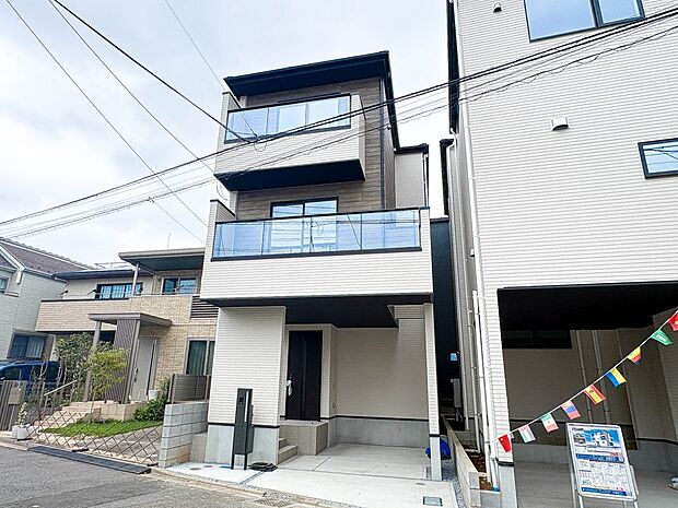 1号棟【外観】家族の温かさと陽光の暖かさ、楽しい毎日と明るい未来を予感させる「空間が織り成すひとつ先の住み心地」を演出します。