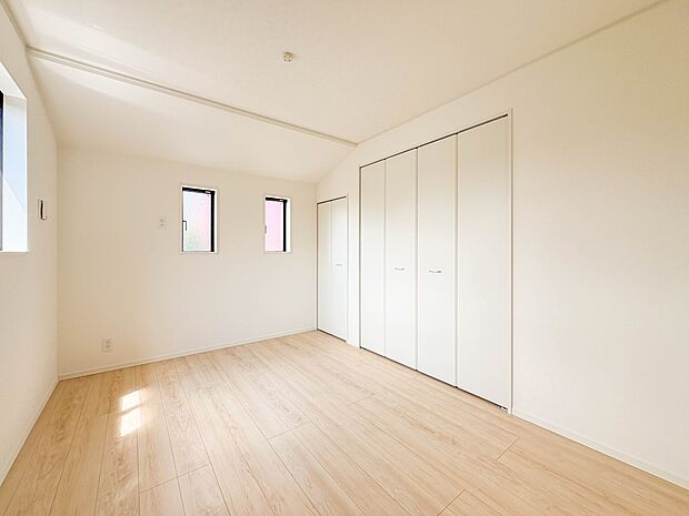 【寝室6.5帖】シンプルな内装はおしゃれのポイントです。シンプルは華美より飽きがこないからです。色や模様でおしゃれ感をだす。それがシンプルイズビューティーです。