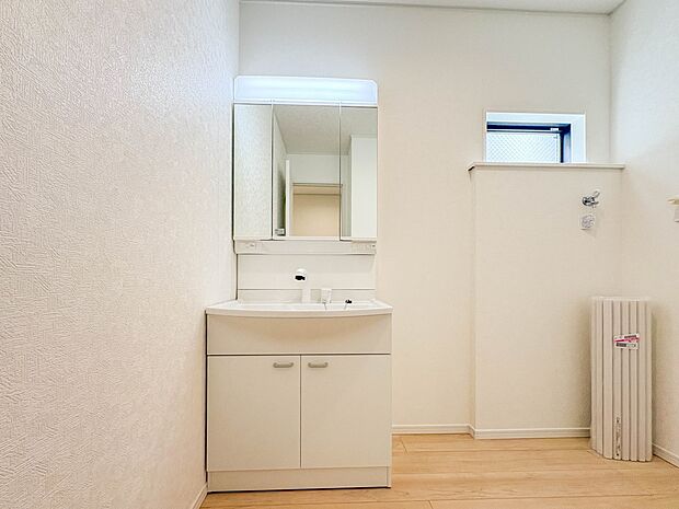 【洗面台】 十分な大きさの洗面台は、身だしなみチェックや歯磨きなど、朝の慌ただしい時間でもホテルライクなスペースで余裕とゆとりを感じて頂けます。