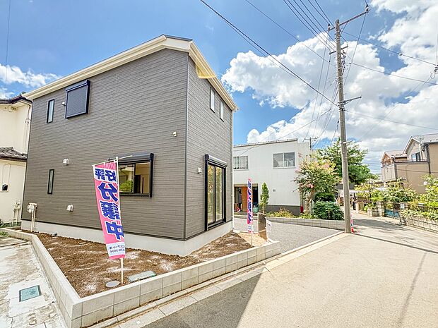 【前面道路】車の通行が少ないので、静かな住環境を維持することができます。