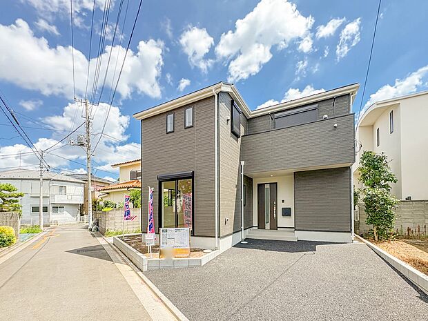 【外観】堂々たる趣ながら、主張し過ぎずどこか余裕を感じさせるシャープなフォルムで佇む邸宅は、晴天の空と照らし合わせる事で、本来あるべき完成形の姿を見せてくれます。