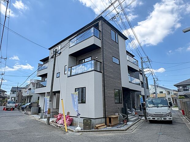 【外観】スタイリッシュな佇まいと調和のとれた外観が、周囲に溶け込みます。