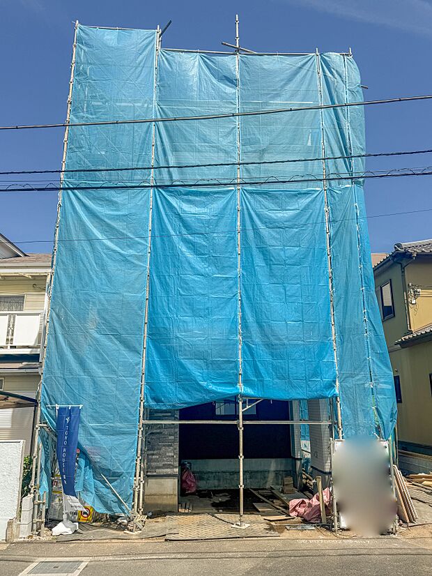 2号棟【外観】家族の温かさと陽光の暖かさ、楽しい毎日と明るい未来を予感させる「空間が織り成すひとつ先の住み心地」を演出します。