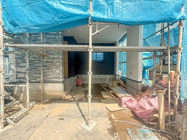 2号棟【駐車場】毎日の生活にマイカーが必須という方は、購入を検討する際、駐車場があることは大事な条件です。毎日の通勤や家族の送迎、買い物やお出かけなどクルマのある暮らしを満喫したい方は要チェ…