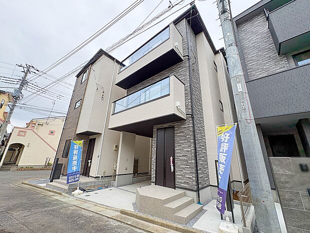2号棟【外観】家族の温かさと陽光の暖かさ、楽しい毎日と明るい未来を予感させる「空間が織り成すひとつ先の住み心地」を演出します。