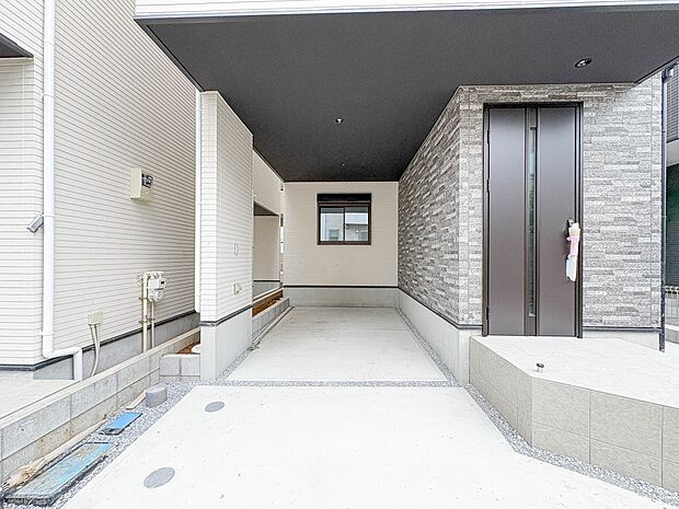 2号棟【駐車場】ビルトインガレージなら「野ざらし、雨ざらし、吹きさらし」になりません。汚れやいたみは減り、車の掃除もラクになります。