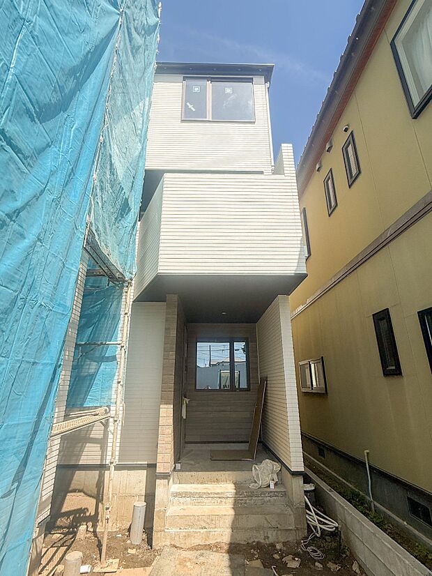 1号棟【外観】家族の温かさと陽光の暖かさ、楽しい毎日と明るい未来を予感させる「空間が織り成すひとつ先の住み心地」を演出します。