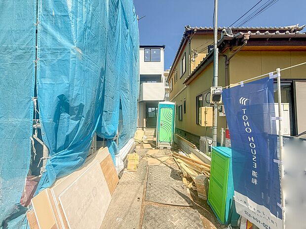 1号棟【駐車場】毎日の生活にマイカーが必須という方は、購入を検討する際、駐車場があることは大事な条件です。毎日の通勤や家族の送迎、買い物やお出かけなどクルマのある暮らしを満喫したい方は要チェ…