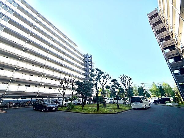 【駐車場】毎日の生活にマイカーが必須という方は、購入を検討する際、駐車場があることは大事な条件です。毎日の通勤や家族の送迎、買い物やお出かけなどクルマのある暮らしを満喫したい方は要チェック。…